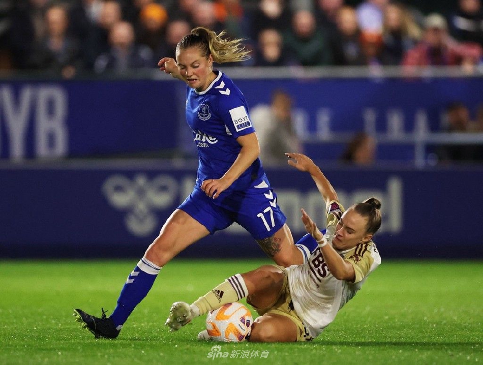 莱斯特城女足球员在终场哨响后神情落寞，与欢庆的埃弗顿队员形成鲜明对比，她们距离赛季首个积分仅一步之遥。