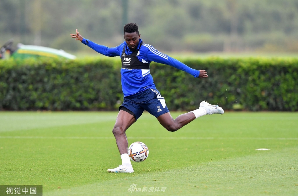 前锋帕森·达卡与队友进行二过一撞墙式配合训练，皮球在两人脚下流畅传递。