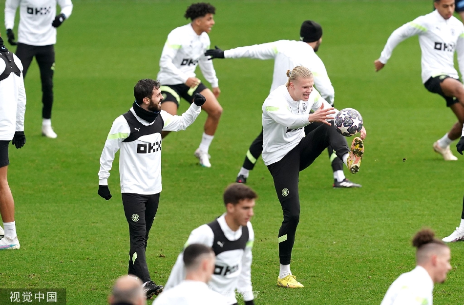 瓜迪奥拉亲自指导核心球员进行战术推演，在场边用肢体语言演示跑位路线