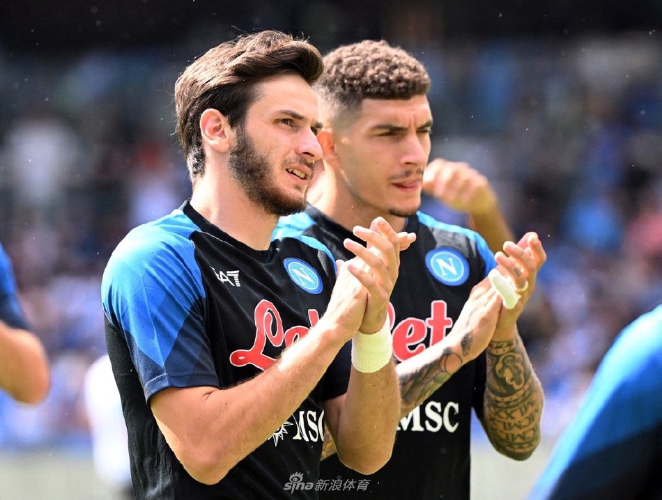 绝杀进球后，拉斯帕多里张开双臂，面朝沸腾的看台忘情奔跑庆祝，脸上写满了释放与狂喜