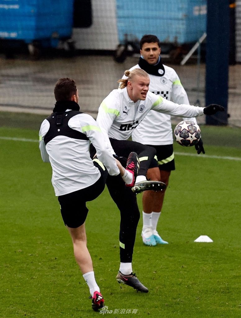 训练结束后，队长京多安与福登等队员并肩走下场地，边走边交流，夕阳余晖为他们披上金色外衣，画面充满温情与团队的凝聚力。