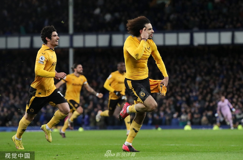 古迪逊公园球场灯火通明，双方球员在寒夜中激烈拼抢，皮球在灯光下划出一道轨迹。