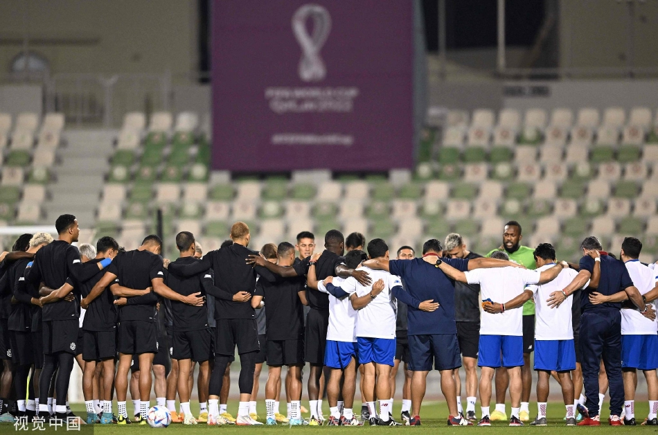 全队合影，肩并肩站在一起，坚定的目光望向同一个方向，凝结着为一国荣耀而战的团结与信念。