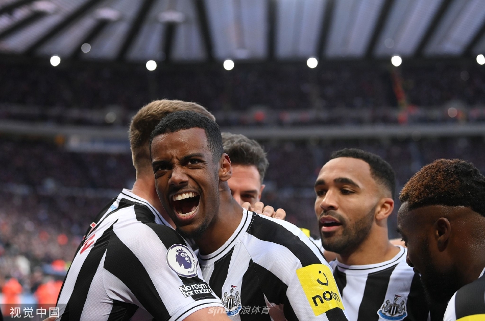 圣詹姆斯公园球场灯火通明，球迷看台人声鼎沸，纽卡斯尔联球员赛前列队入场，气氛热烈如火山喷发前夜。