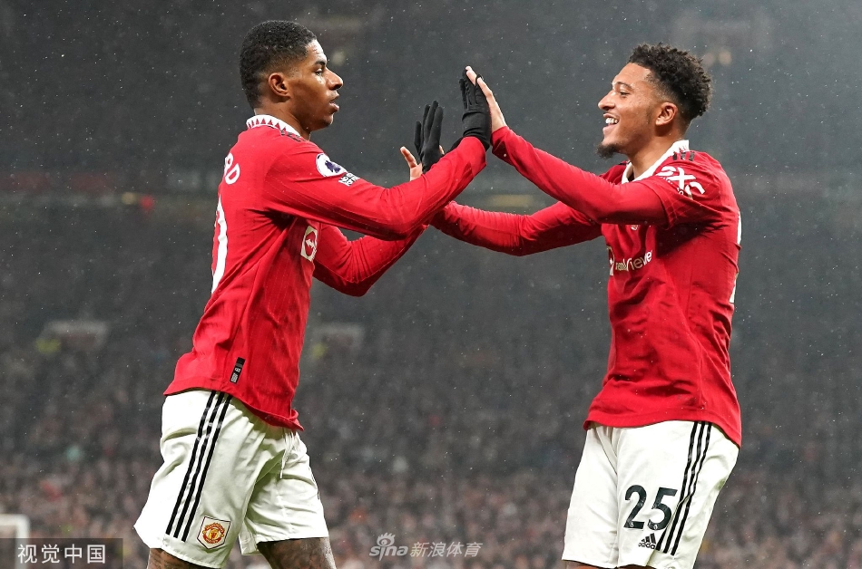 曼联全队赛后围拢庆祝胜利，将进球功臣拉什福德簇拥在中间