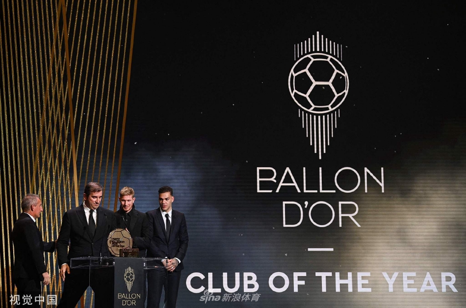 典礼后台，曼城的团队成员们围绕奖杯合影留念，每一张笑脸都凝聚着俱乐部上下下整个赛季的汗水与付出。