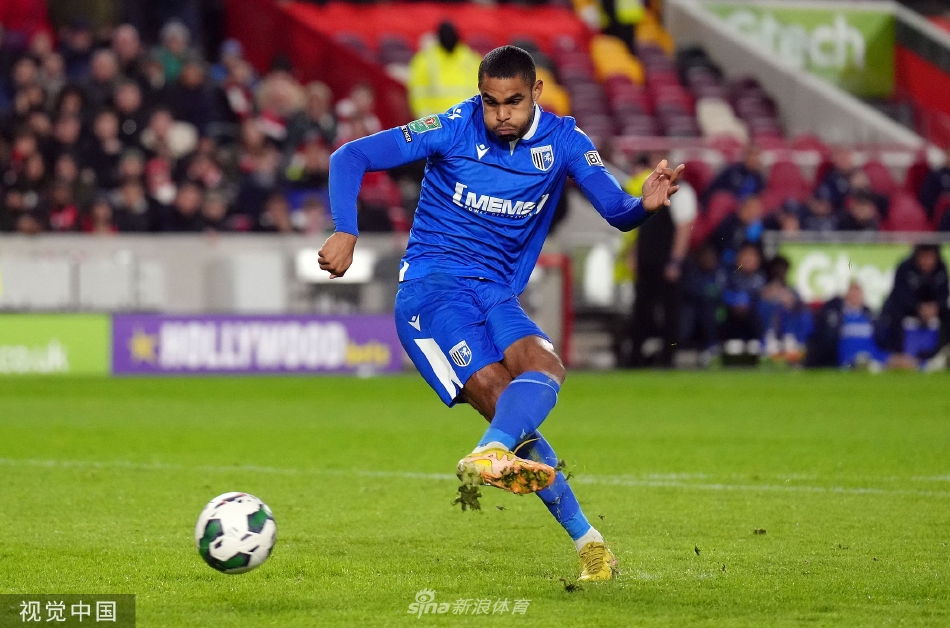 吉林汉姆门将在点球大战中奋力扑救，虽然未能触到皮球，但其舒展的身姿和坚定的眼神凸显了门将在这一刻的巨大压力与责任。