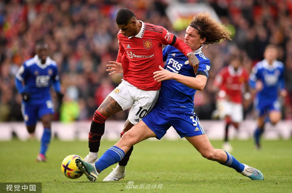 进球后的桑乔绽放出灿烂笑容，张开双臂跑向角旗区，释放着压力与喜悦