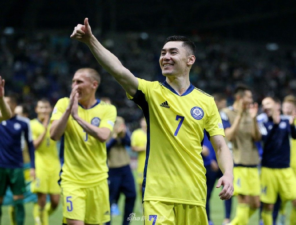 比赛结束后，哈萨克斯坦全队手拉手走向看台，向始终高声呐喊的主场球迷致谢，蓝绿色旗帜在看台上如波浪般舞动，场面温馨感人。