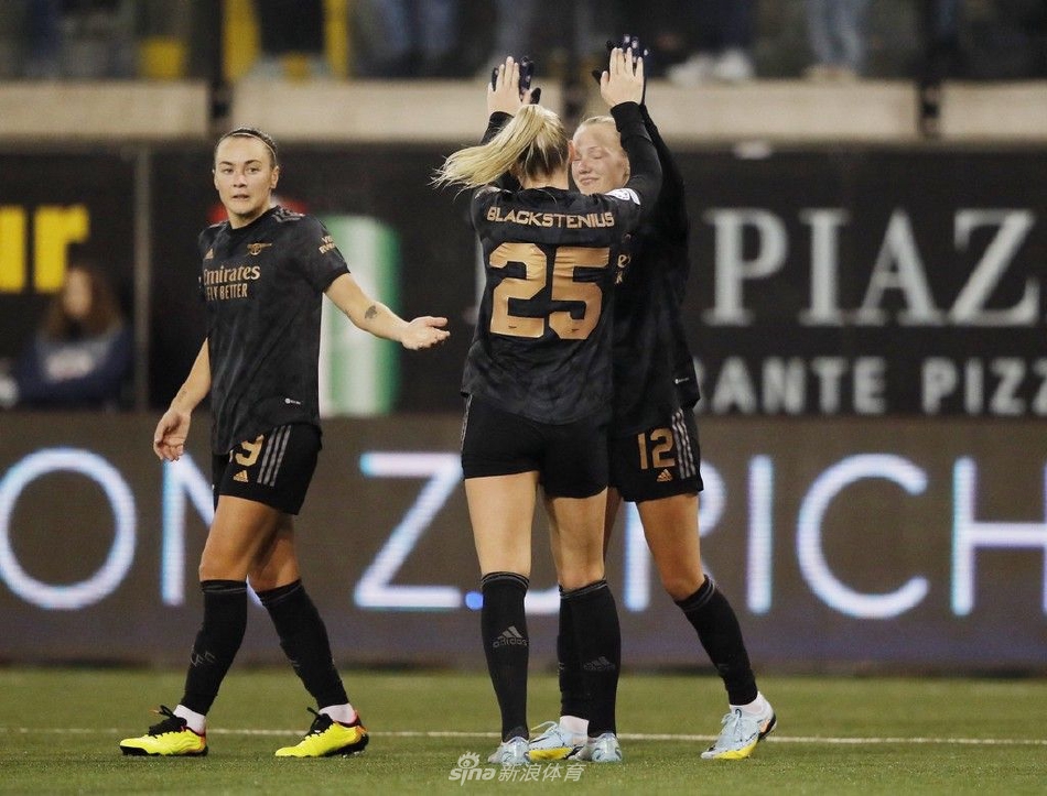 阿森纳的澳大利亚前锋凯特琳·福德在进球后与队友激情相拥，她的脸上写满了喜悦与释放，背景中可见多名苏黎世防守球员沮丧的身影。