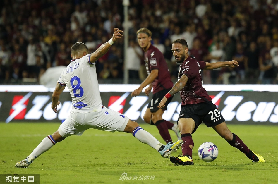 边路快马带球沿边线高速突破，防守球员紧追不舍，看台上球迷的身影因高速移动而显得有些模糊。