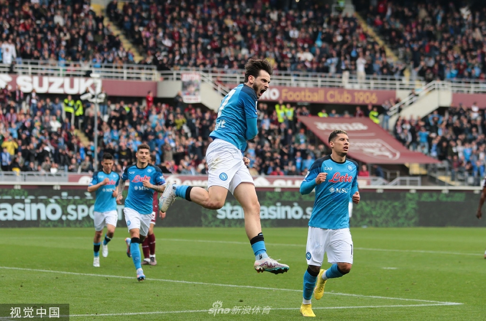 克瓦拉茨赫利亚主罚点球前一瞬间的专注神情，都灵门将严阵以待，气氛紧张