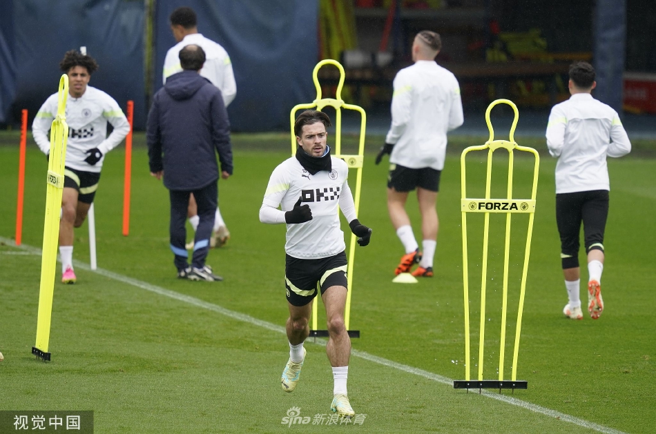 曼城守门员埃德森在门线前飞身侧扑，做出一次精彩扑救，巴西国门专注的眼神守护着球队通往胜利的最后一道关卡。