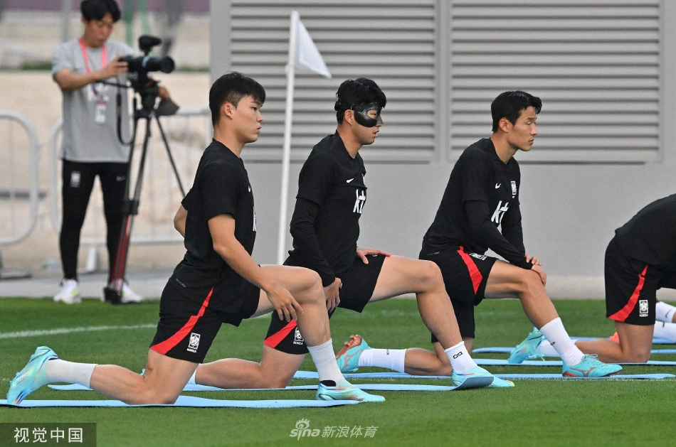 被称为“怪物”的中后卫金玟哉独自在训练场边进行自行车恢复训练，他右小腿上缠着肌效贴，神情专注。