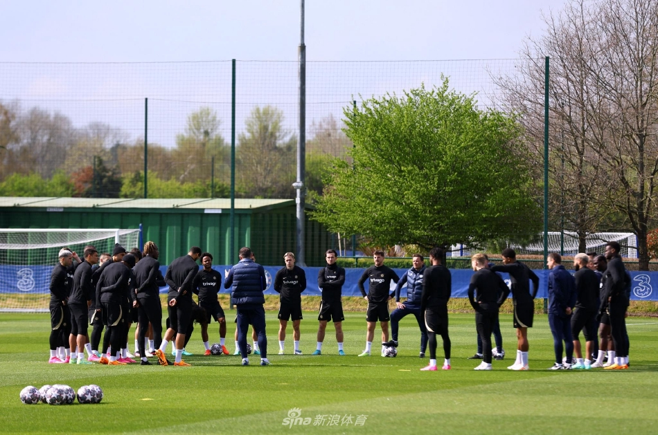 训练间隙，球员们围在一起聆听战术安排，紧密的队形象征着全队上下团结一心的氛围。