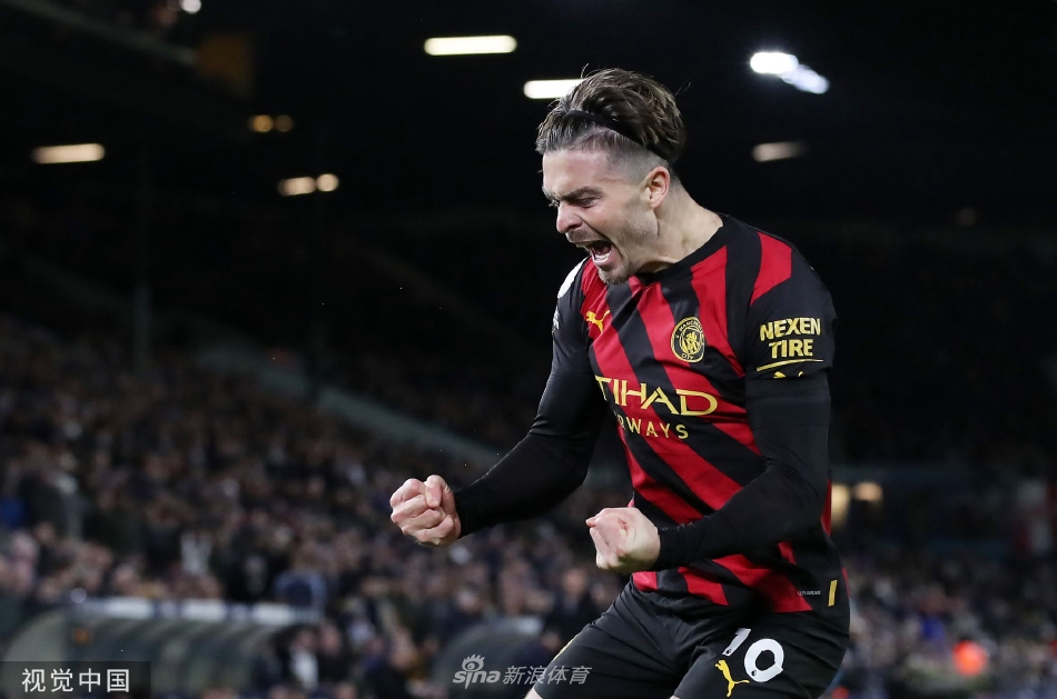 曼城众将在进球后紧紧相拥庆祝，蓝色球衣在绿色草皮上格外醒目