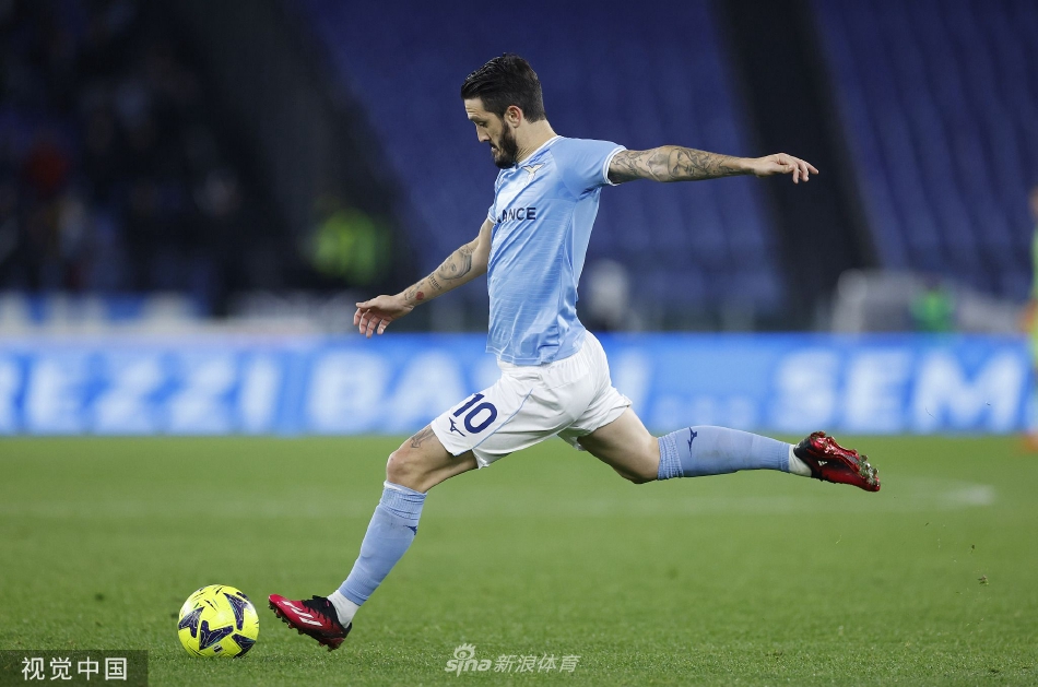 拉齐奥主教练萨里在场边专注指挥，神情严肃地注视着赛场局势变化