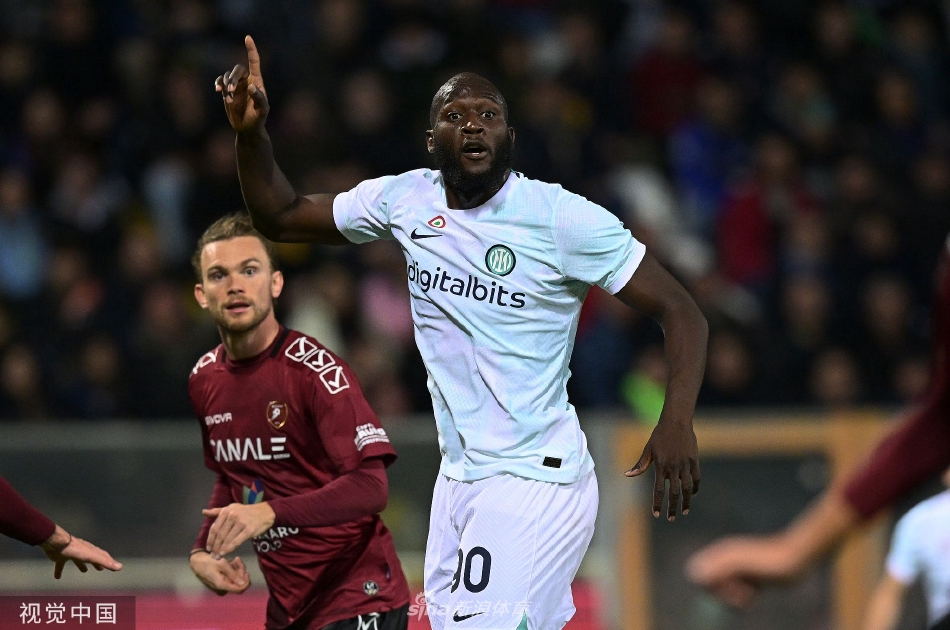 双方球员中场激烈拼抢，足球在激烈的对抗中变换控制权