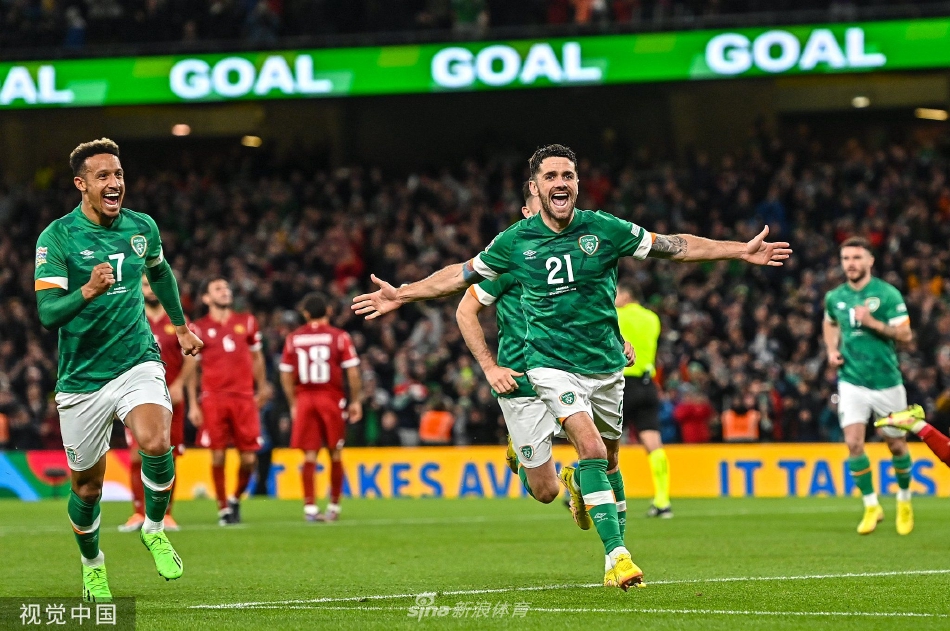 迈克尔·奥巴费米进球后与队友达拉·奥谢紧紧相拥，后者送上助攻后两人共同庆祝扩大比分。