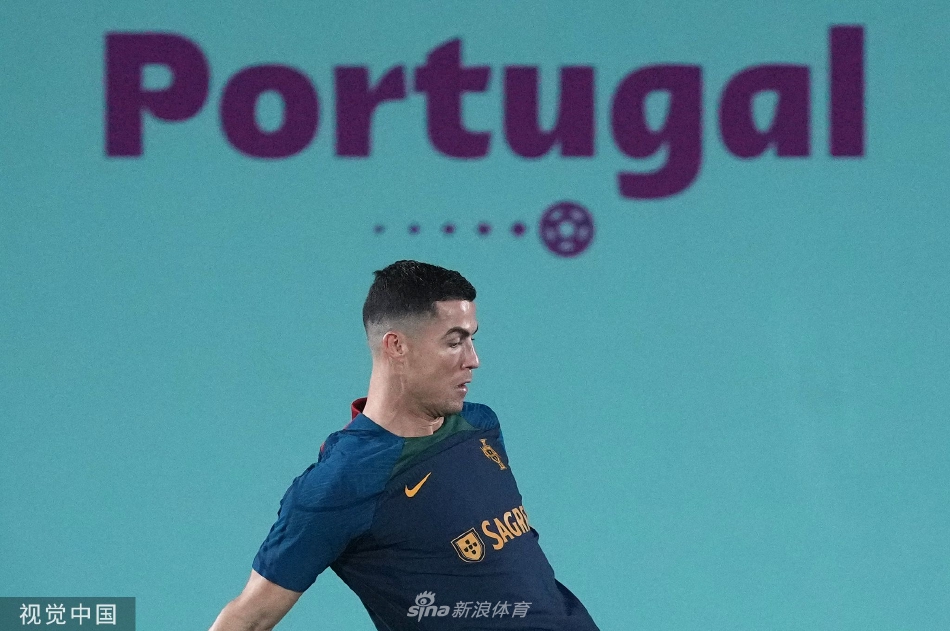 球员们在绿茵场上积极进行抢圈热身训练，动作舒展，笑容灿烂，团队氛围轻松而热烈