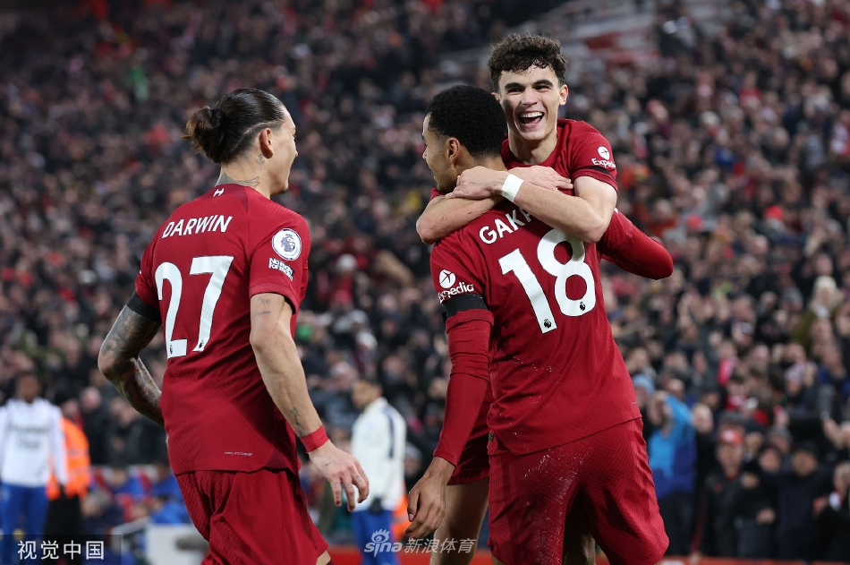 萨拉赫破门瞬间怒吼庆祝，身后埃弗顿门将皮克福德鞭长莫及，安菲尔德背景看台一片欢腾