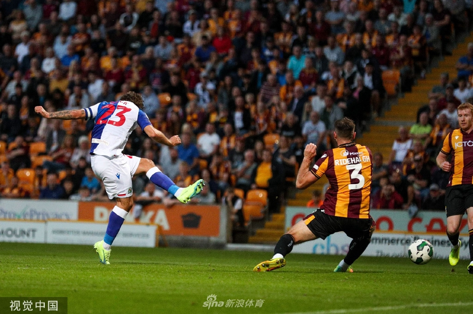 比赛结束后，布莱克本球员列队向远道而来的客队球迷看台鼓掌致谢，球迷们挥舞围巾热情回应，温暖的灯光下，人与人的情感通过足球紧密相连。