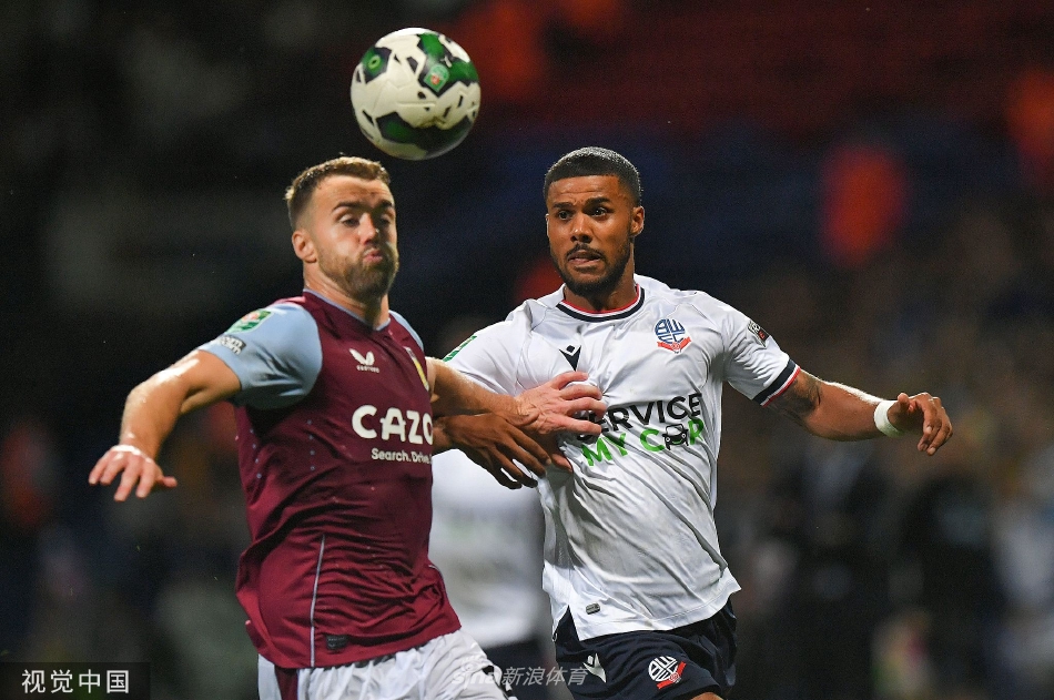 维拉球员在比赛关键时刻围成一圈，彼此搭肩低头聆听主帅杰拉德的战术布置，眼神中充满专注与求胜的决心。