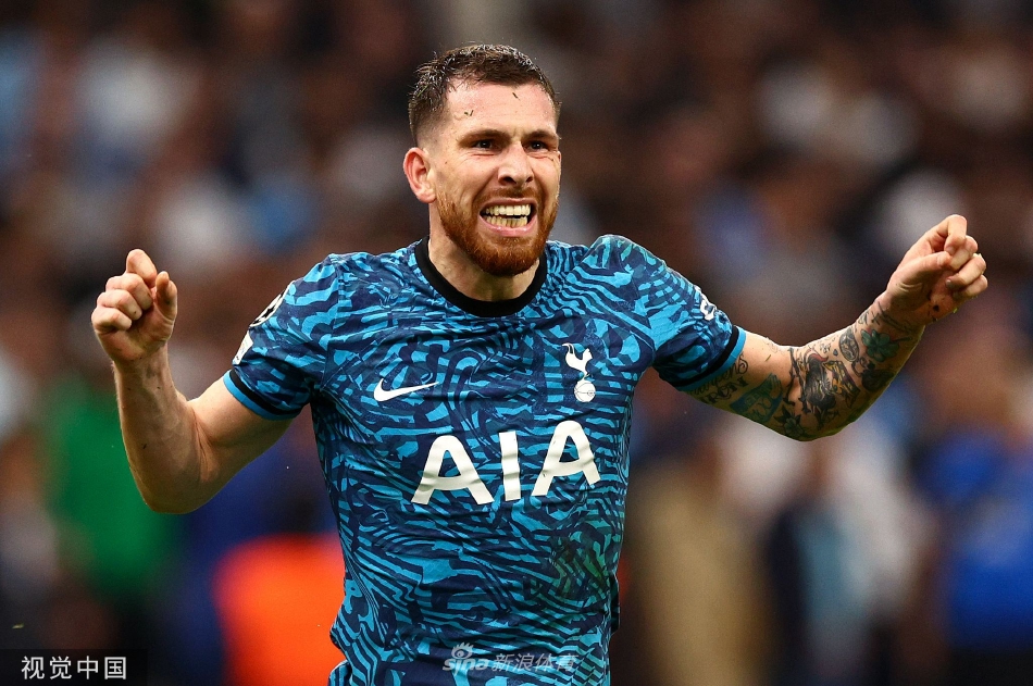 热刺球员围拢在一起庆祝扳平进球，而背景中马赛门将保·洛佩斯正从球网中沮丧地捡球。