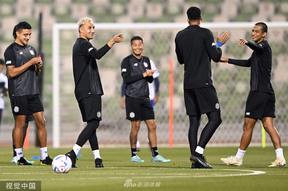 球队进行放松与拉伸训练，在紧绷的战术演练后，此刻的宁静更凸显出大战前短暂的平和与内心的专注。