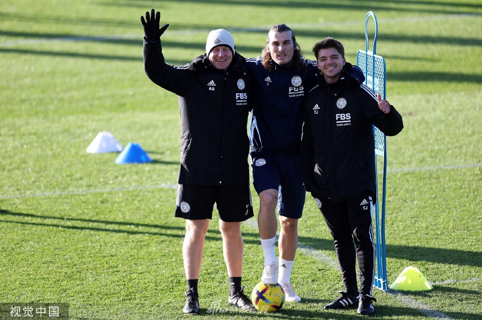 守门员飞身跃起扑救险球，身体舒展如雄鹰展翅守护球队最后防线