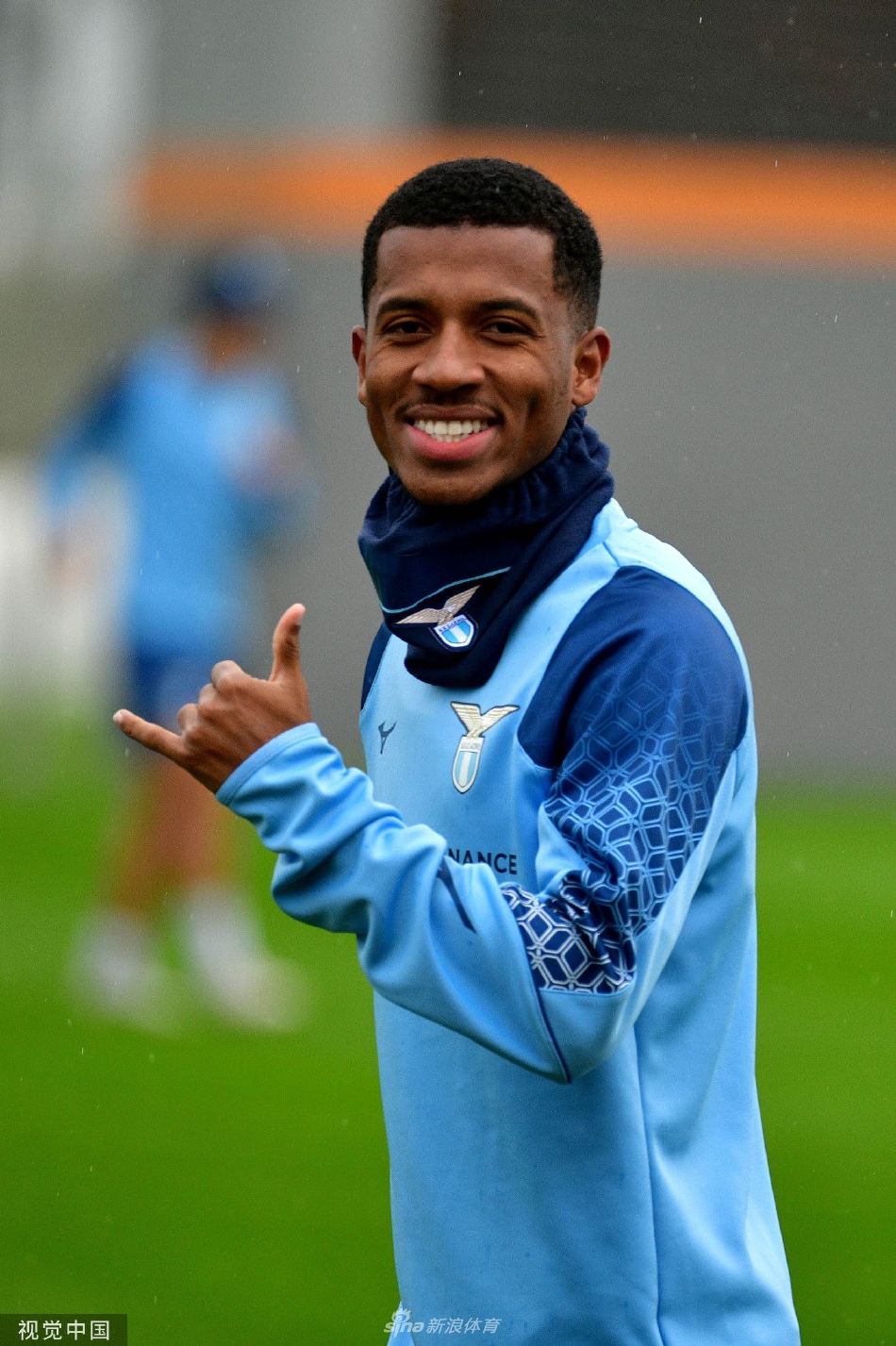 因莫比莱在训练中起脚射门，动作舒展充满力量