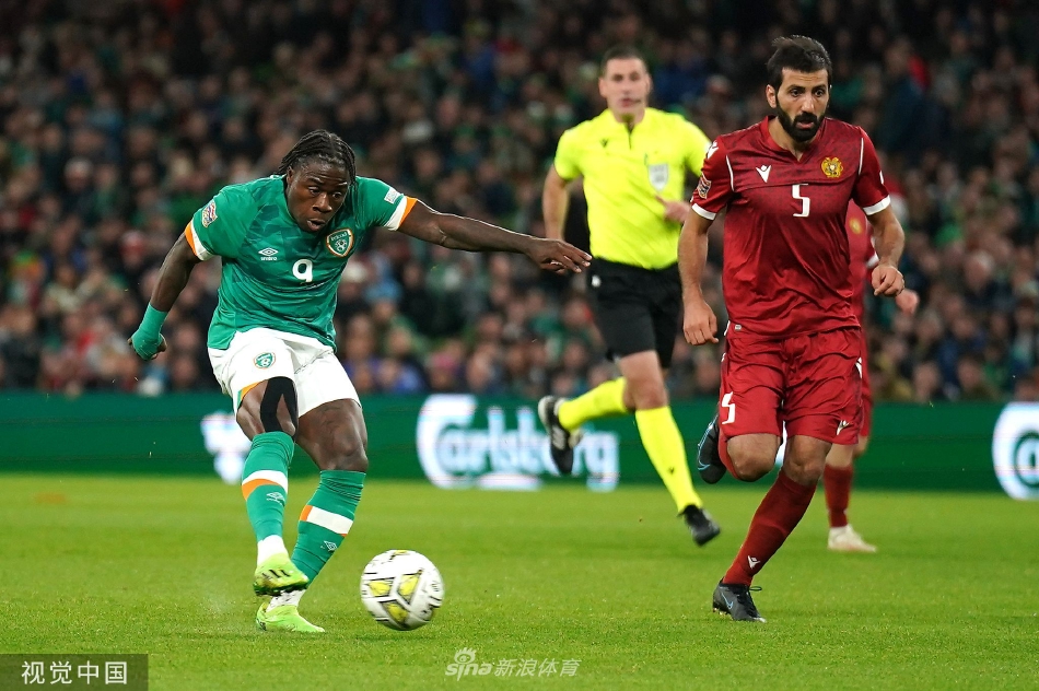 亚美尼亚队球员爱德华·斯佩尔茨扬破门瞬间，他冷静施射将球送入网底，帮助球队奇迹般扳平比分。