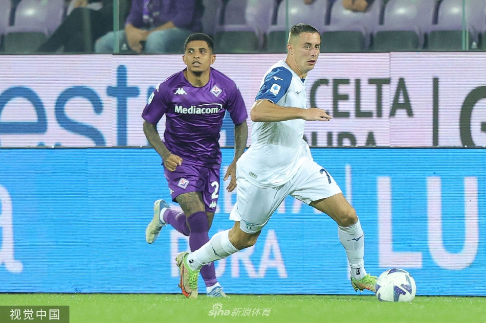 拉齐奥球员阿尔贝托进球后张开双臂激情滑跪庆祝，身后是垂头丧气的佛罗伦萨后卫