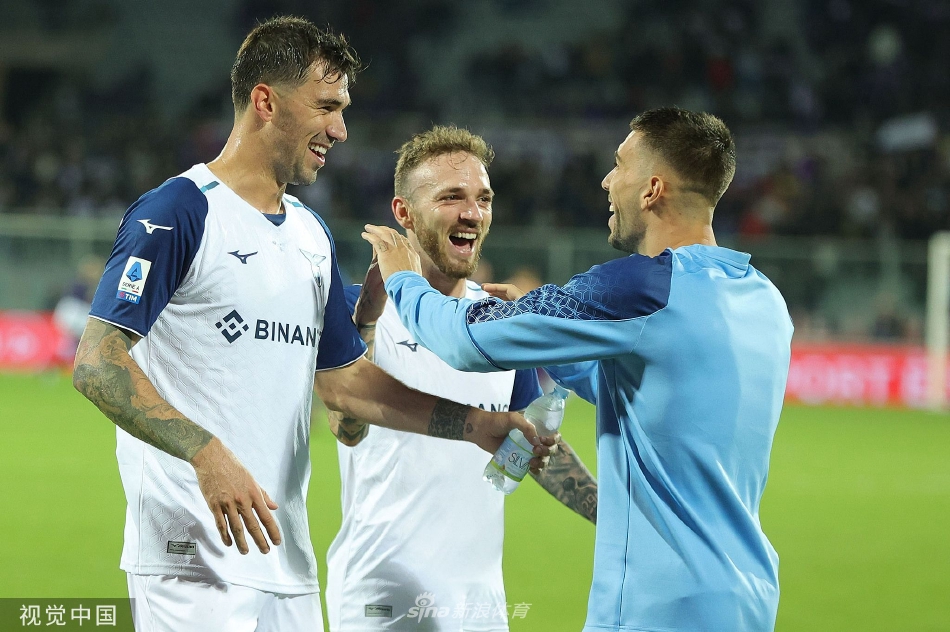 终场哨响，拉齐奥球员与教练组相拥庆祝客场大捷，喜悦之情溢于言表