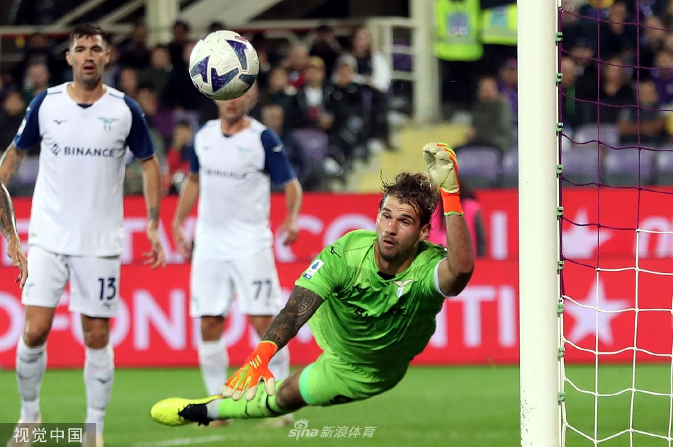 佛罗伦萨球员在拉齐奥禁区内混战中起脚劲射，皮球即将越过门线，气氛紧张到凝固