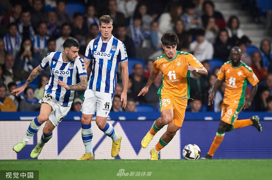 贝蒂斯全队围拢在一起激情庆祝胜利，绿色球衣汇聚成欢乐的海洋