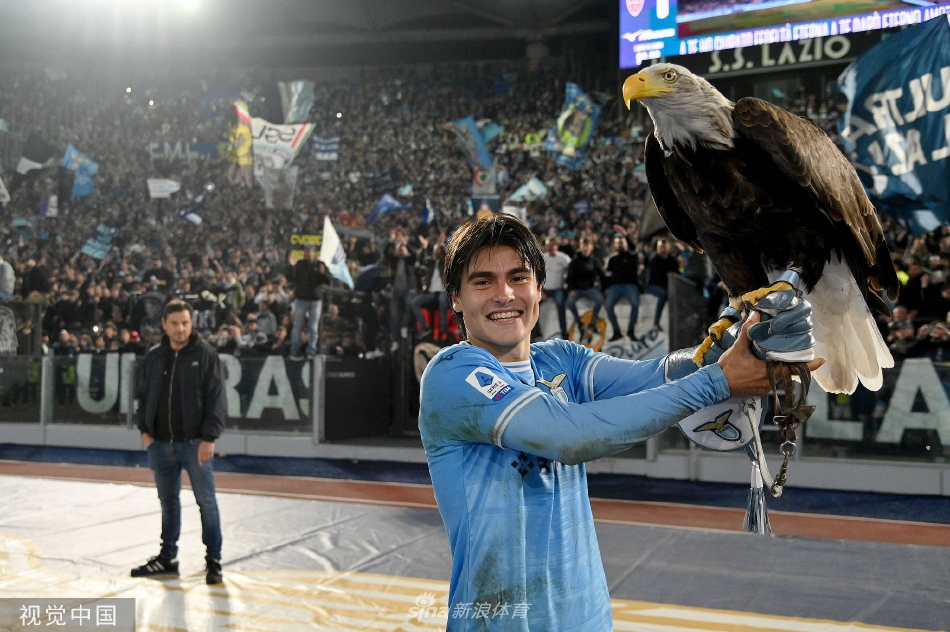 拉齐奥与蒙扎球员在罗马奥林匹克球场中场展开激烈拼抢，双方身体对抗紧张，球场灯光照亮了激烈的赛况