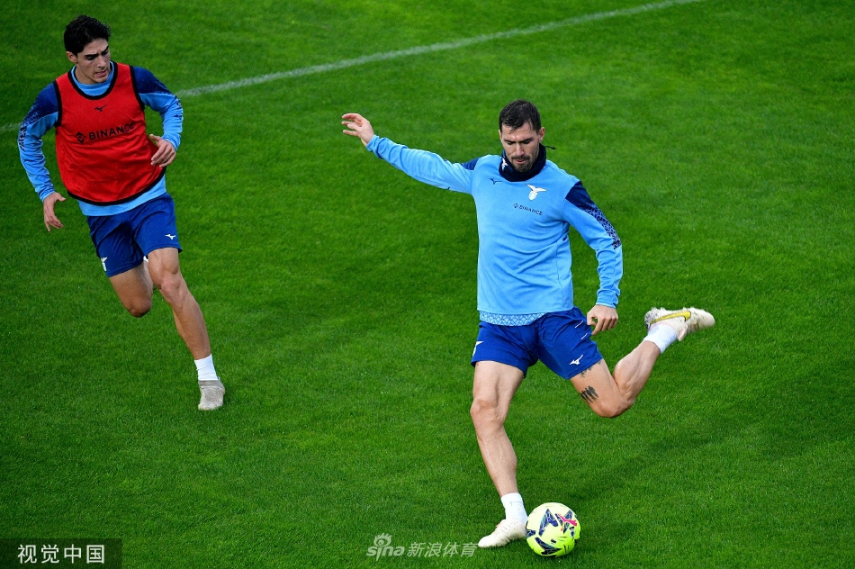 两名球员在对抗中积极拼抢，彰显竞技体育的对抗魅力