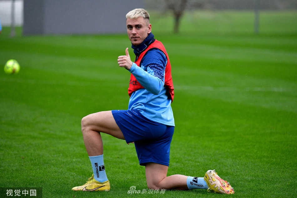 主帅萨里在场边凝神观察训练，手持战术板思考下一步部署