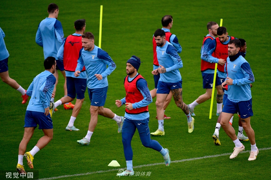 队员们围成一圈进行抢圈训练，笑容洋溢场面轻松愉快