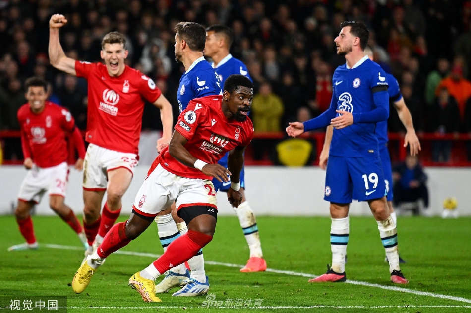 切尔西球员斯特林敏锐捕捉到门前机会，起脚瞬间对方门将已鞭长莫及