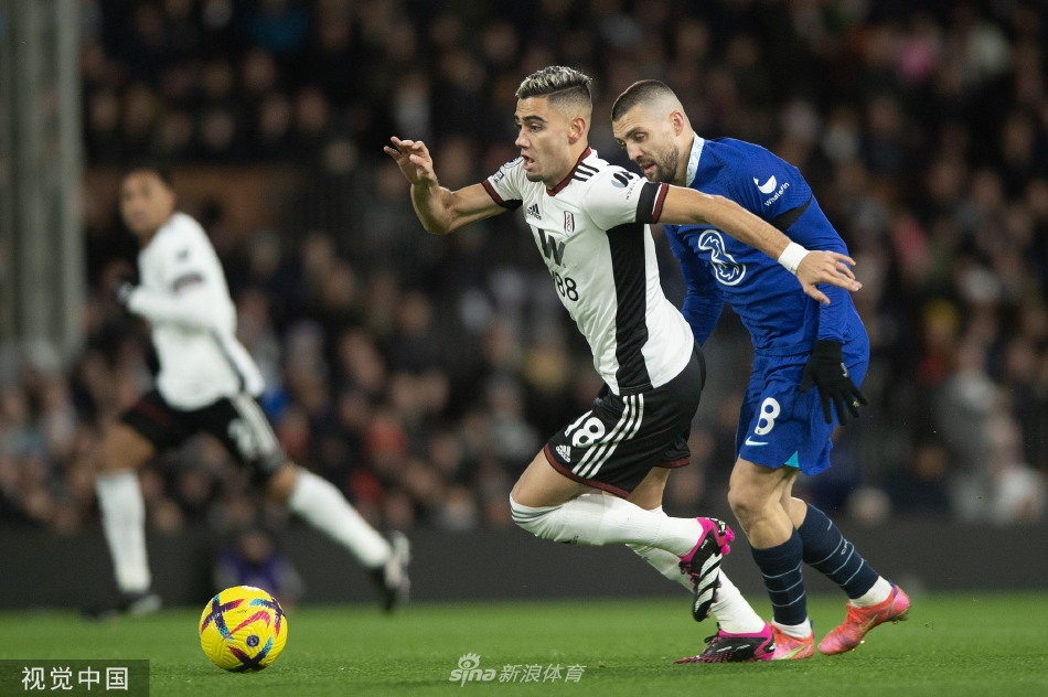 切尔西球员哈弗茨高高跃起，力压富勒姆后卫头球破门，将比分扳平后与队友激动相拥
