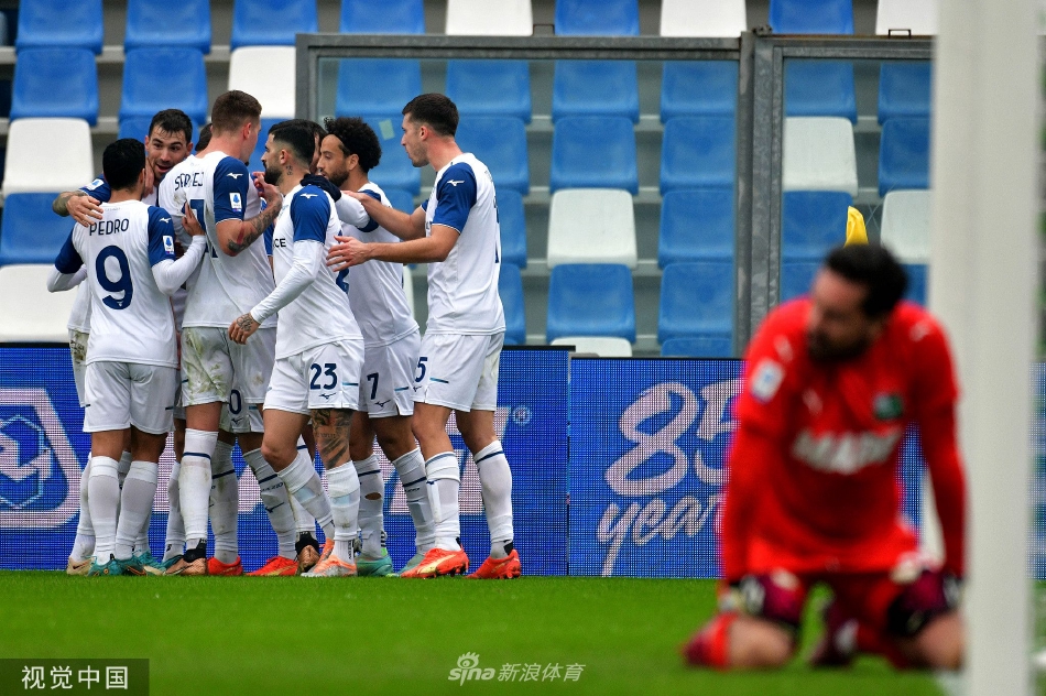 拉齐奥球员扎卡尼主罚点球一蹴而就，足球直窜网窝，门将判断失误望球兴叹。