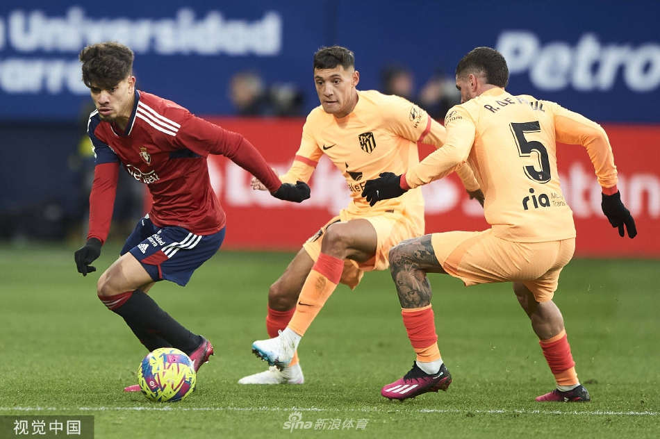 格列兹曼与奥萨苏纳后卫激烈拼抢，法国球星在两人包夹中灵巧护球，展现了出色的技术与平衡能力。