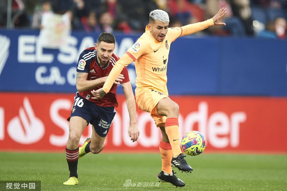 双方球员在中场展开激烈绞杀，人仰马翻的瞬间尽显西甲赛场寸土必争的高强度对抗本质。