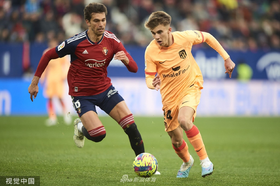 主帅西蒙尼在场边挥臂怒吼，标志性的激情指挥仿佛为场上球员注入了额外的斗志与能量。