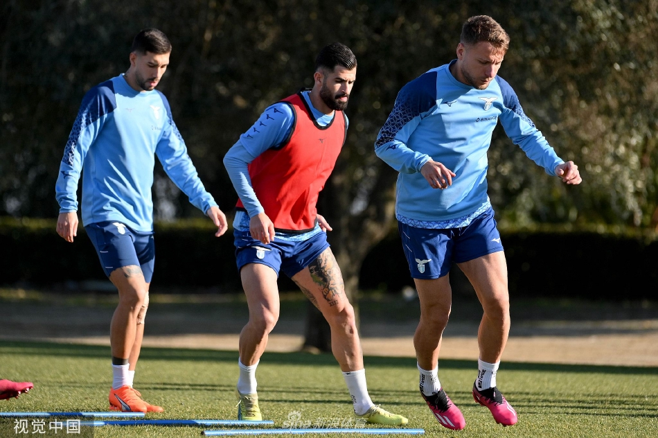 拉齐奥全队围成一圈进行赛前动员，队员们手搭着手，低着头聆听教练或队长的最后激励。