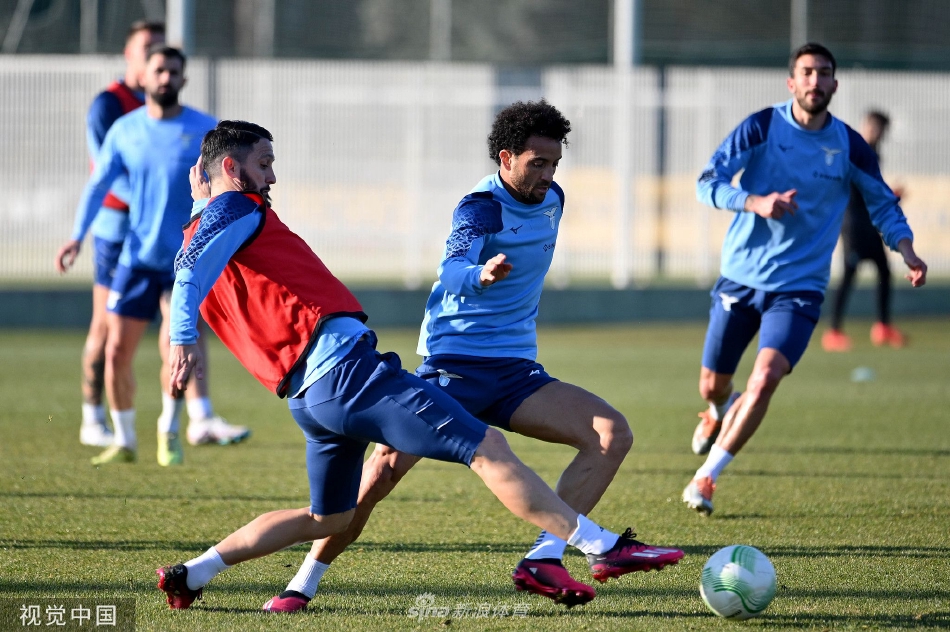 拉齐奥门将飞身跃起，做出一次精彩的侧扑动作，单手将射向球门死角的皮球奋力挡出。