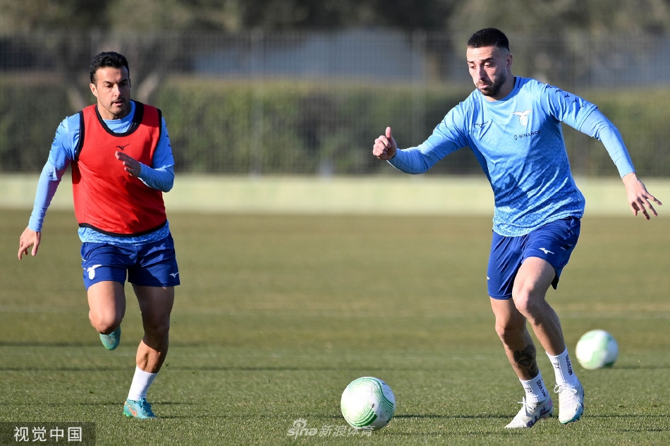 萨里教练单独指导一名中场球员，手指着球场远处，详细讲解在特定战术情境下的跑动路线。