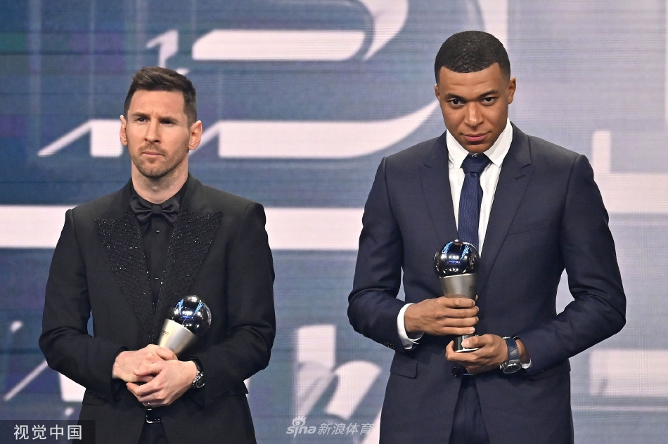 克罗地亚中场大师莫德里奇在典礼上专注聆听，眼神中依旧闪烁着对胜利的渴望与智慧的光芒